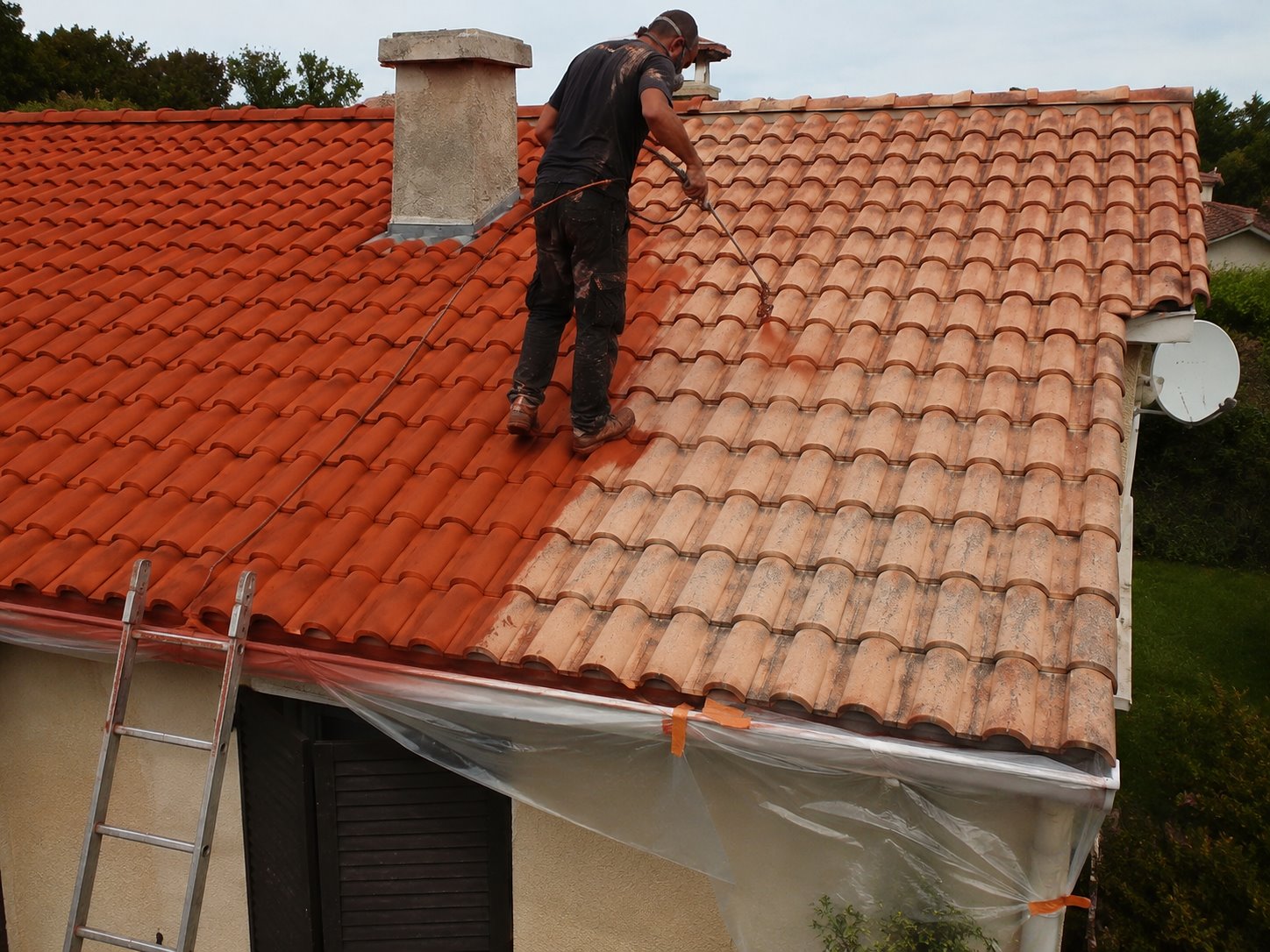 Peinture de toiture en Haute-Savoie pour redonner de l’éclat à une couverture